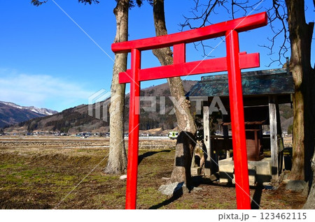 遠野市　神社から見えるJR釜石線（銀河ドリームライン釜石線）  123462115