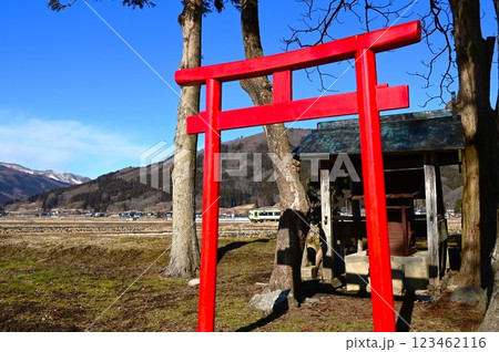 遠野市　神社から見えるJR釜石線（銀河ドリームライン釜石線）  123462116