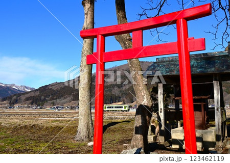 遠野市　神社から見えるJR釜石線（銀河ドリームライン釜石線）  123462119