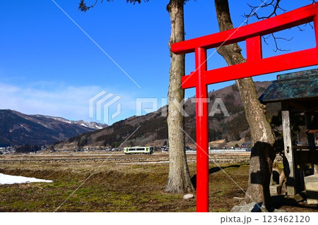 遠野市　神社から見えるJR釜石線（銀河ドリームライン釜石線）  123462120