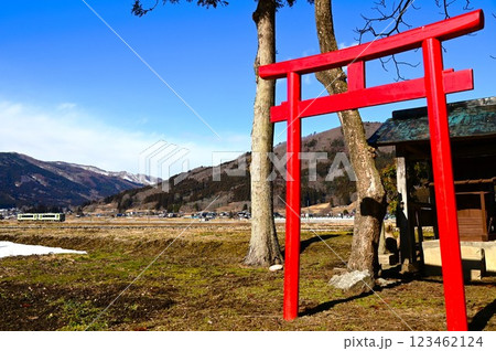 遠野市　神社から見えるJR釜石線（銀河ドリームライン釜石線）  123462124