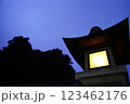 夜に浮かぶ灯篭 123462176