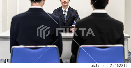 複数人のビジネスのイメージカット 複数人のビジネスのイメージカット 123462211
