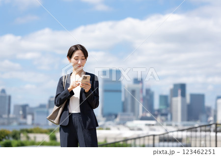 女性 スマートフォン 女性 スマートフォン 123462251