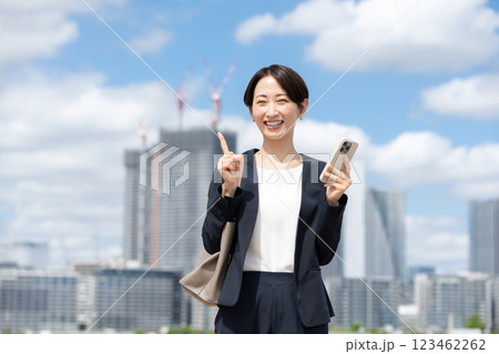 女性 スマートフォン 女性 スマートフォン 123462262