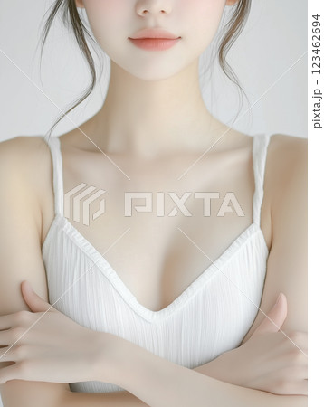 若い女性の美容イメージ（化粧品、スキンケア、ボディケア） 123462694