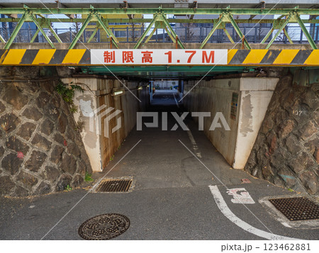 鉄道高架下の高さ制限を示す標識「制限高 1.7M」 鉄道高架下の高さ制限を示す標識「制限高 1.7M」 123462881