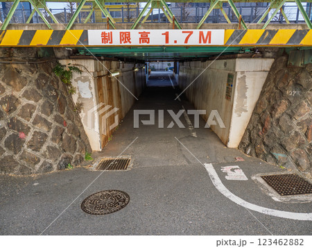 鉄道高架下の高さ制限を示す標識「制限高 1.7M」 鉄道高架下の高さ制限を示す標識「制限高 1.7M」 123462882