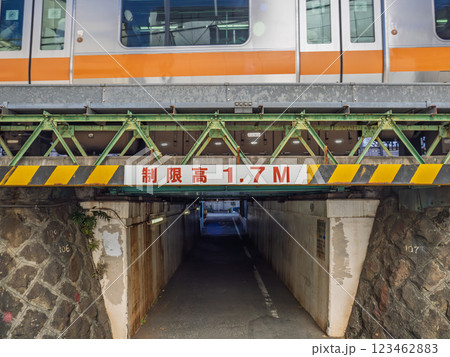 鉄道高架下の高さ制限を示す標識「制限高 1.7M」 鉄道高架下の高さ制限を示す標識「制限高 1.7M」 123462883