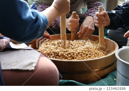 味噌作りをする女性 123462886