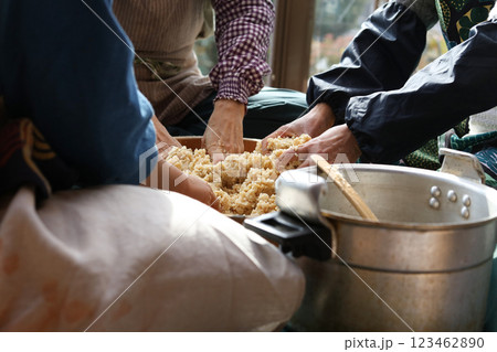 味噌作りをする女性 123462890