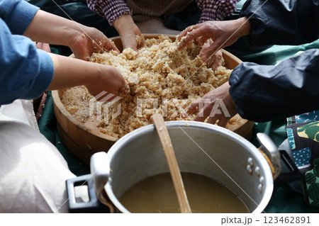 味噌作りをする女性 123462891