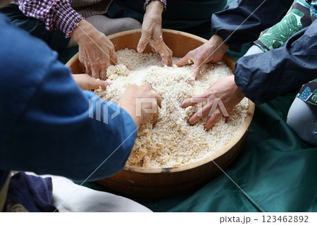 味噌作りをする女性 123462892