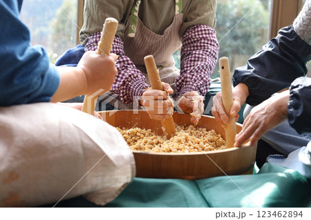 味噌作りをする女性 123462894