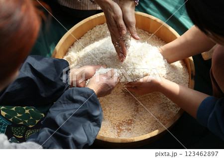 味噌作りをする女性 123462897