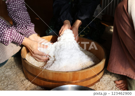 味噌作りをする女性 123462900