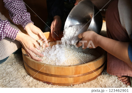 味噌作りをする女性 123462901