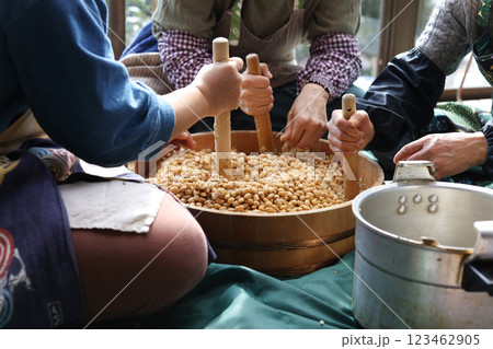 味噌作りをする女性 味噌作りをする女性 123462905