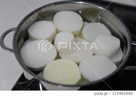 大根の下茹でをする様子 123462940