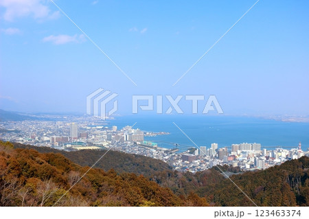 滋賀県の逢坂山から見下ろす琵琶湖岸の風景 123463374