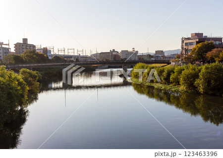 街の中を流れる川のある風景【那珂川 JR竹下駅西口付近】 123463396