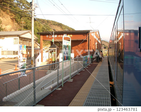 青森県のJR五能線の十二湖駅ホーム 123463781