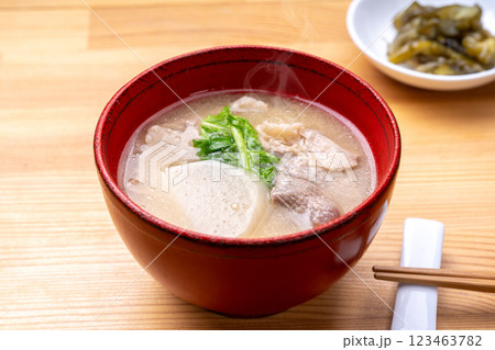 蕪と豚肉の味噌汁 123463782