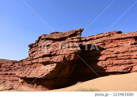 浸食と風食により形成された峡谷の風景 123463880