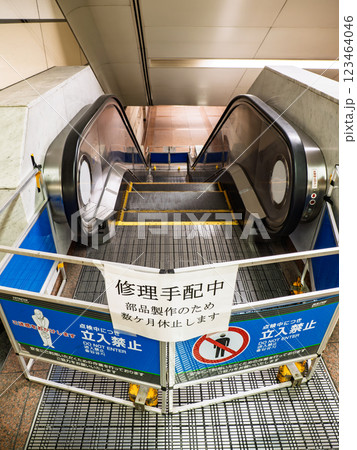 故障中で運転を停止しているエスカレーター 123464046