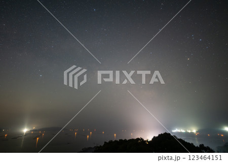 日本の岡山県備前市の海に浮かぶ美しい春の星空 日本の岡山県備前市の海に浮かぶ美しい春の星空 123464151