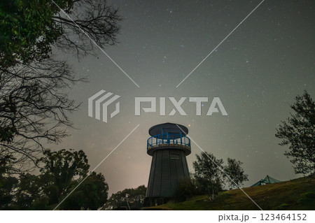 日本の岡山県備前市の海に浮かぶ美しい春の星空 123464152