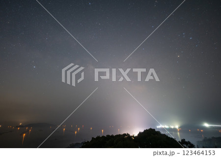 日本の岡山県備前市の海に浮かぶ美しい春の星空 123464153
