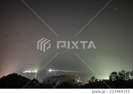日本の岡山県備前市の海に浮かぶ美しい春の星空 日本の岡山県備前市の海に浮かぶ美しい春の星空 123464155