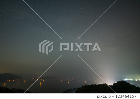 日本の岡山県備前市の海に浮かぶ美しい春の星空 日本の岡山県備前市の海に浮かぶ美しい春の星空 123464157