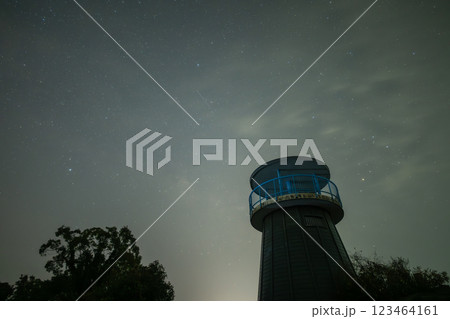 日本の岡山県備前市の海に浮かぶ美しい春の星空 日本の岡山県備前市の海に浮かぶ美しい春の星空 123464161