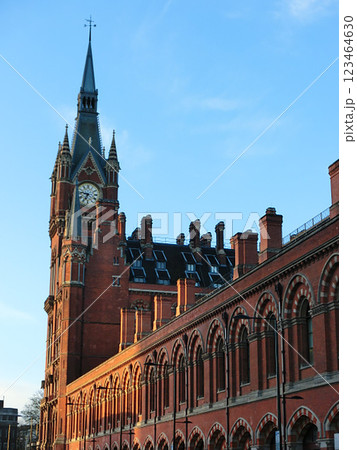 夕日に映える歴史的な時計塔の建築美 123464630