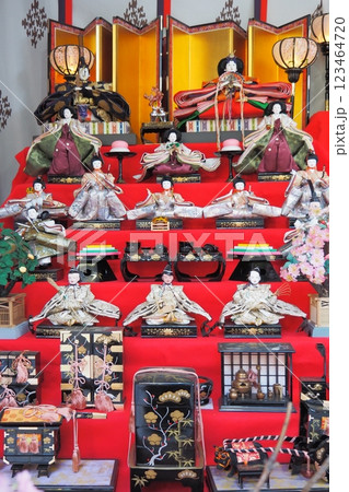 ひな祭りのお雛様飾り　四季の風物 123464720