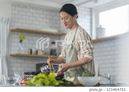 キッチンで料理をするアラフォーの男性 キッチンで料理をするアラフォーの男性 123464781