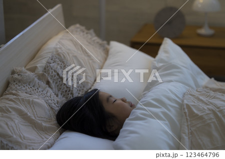 ベッドで眠る小学生の女の子 123464796