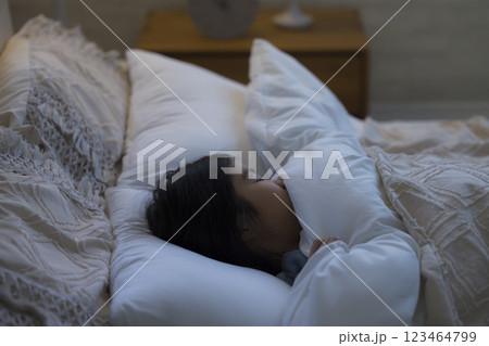 ベッドで眠る小学生の女の子 ベッドで眠る小学生の女の子 123464799