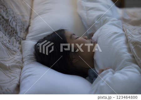 ベッドで眠る小学生の女の子 ベッドで眠る小学生の女の子 123464800