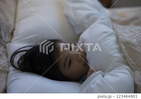 ベッドで眠る小学生の女の子 123464801