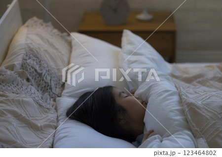 ベッドで眠る小学生の女の子 123464802