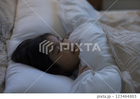 ベッドで眠る小学生の女の子 ベッドで眠る小学生の女の子 123464803