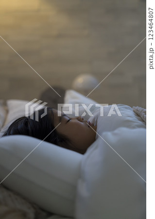 ベッドで眠る小学生の女の子 123464807