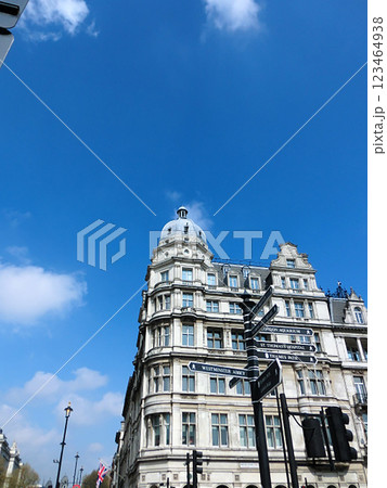 青空に映えるクラシックな洋館 青空に映えるクラシックな洋館 123464938