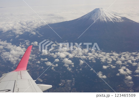 飛行機から見た富士山 123465509