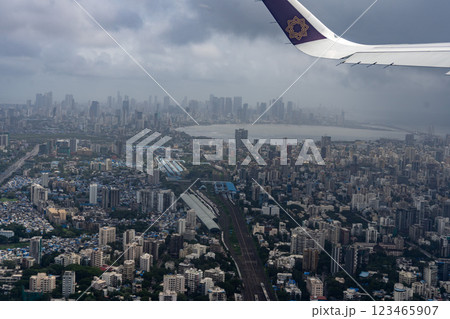 曇り空の下、ムンバイの高層ビル群 曇り空の下、ムンバイの高層ビル群 123465907