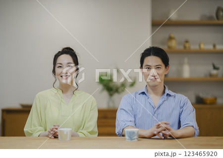 カメラ目線で笑顔のアラフォーの夫婦　イメージ 123465920