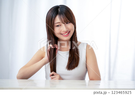手で髪を梳かす若い女性 123465925